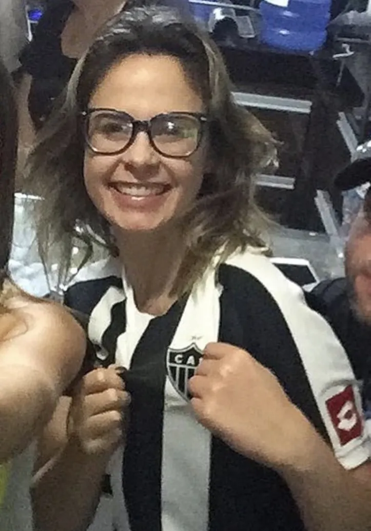 Ana Paula com a camisa do Atlético-MG