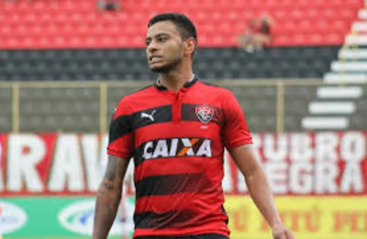 Cleiton Xavier em campo pelo Vitória
