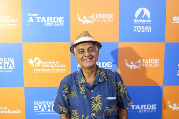 Antônio Barreto é professor, poeta e cordelista