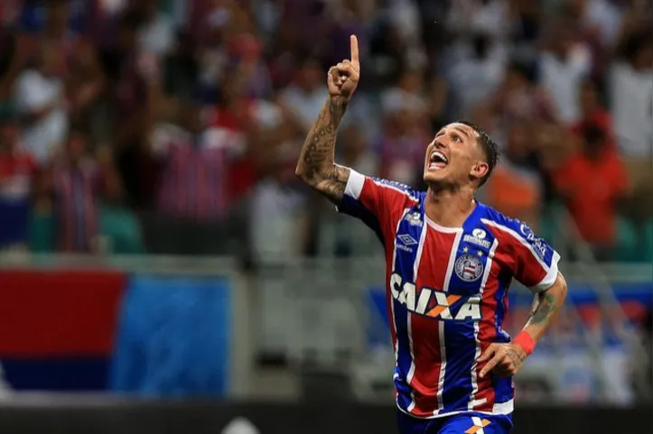 Vina comemorando gol pelo Bahia