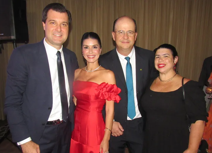 Os casais Sabrina e Pedro Maia Souza Marques, Procurador-Geral de Justiça da Bahia e Larissa e Ralph Mello