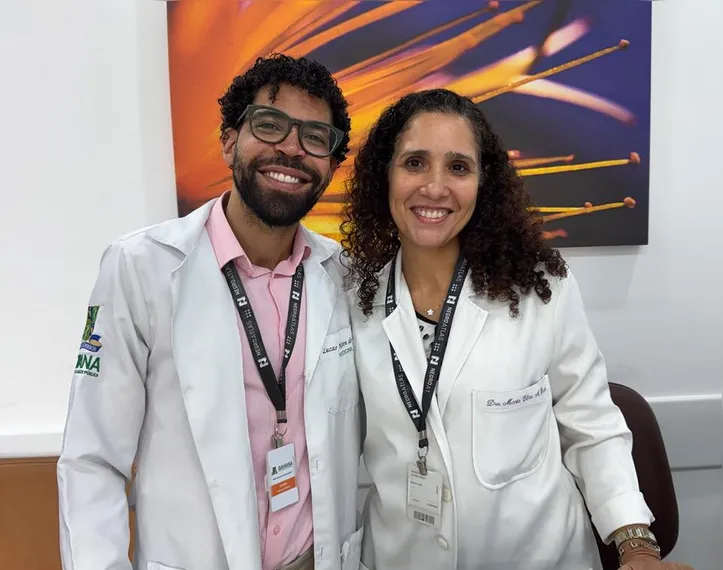 O médico Lucas Neiva e a orientadora 01, Maria Elisa
