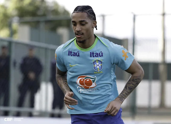João Pedro treinando na Seleção Brasileira