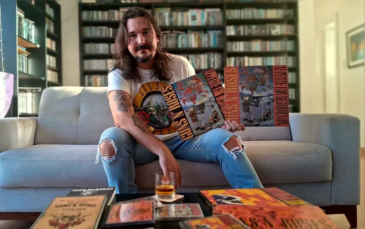 Gabriel Gonçalves é vocalista e guitarrista da banda Gabriel & Os Decaídos