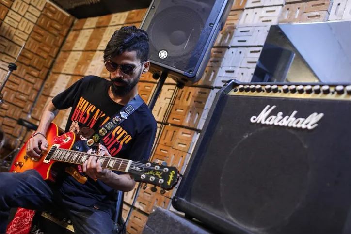 Daniel Alcântara é músico, guitarrista e fundador da banda cover soteropolitana Guns, No Roses