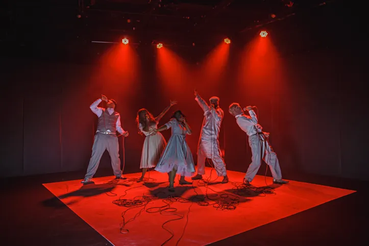 Imagem ilustrativa da imagem Após 7 anos, peça premiada 'Vermelho Melodrama' volta com nova leitura