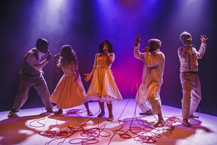 Imagem ilustrativa da imagem Após 7 anos, peça premiada 'Vermelho Melodrama' volta com nova leitura