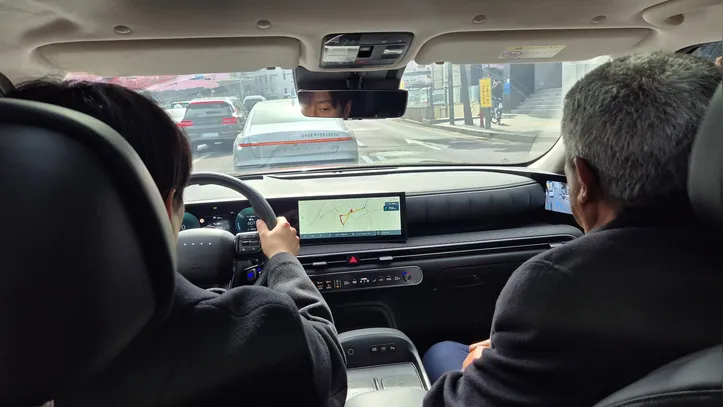 Governador durante passeio em carro de hidrogênio verde