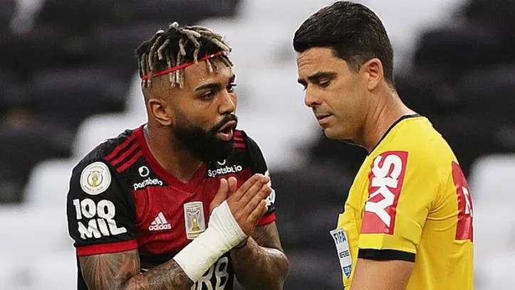 Flavio Rodrigues apitando Bahia e Flamengo