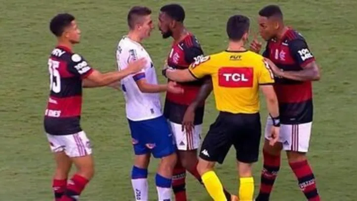 Flavio Rodrigues apitando Bahia e Flamengo