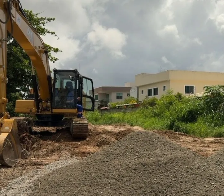 Escavadeira e britas flagradas na área disputada pelos dois irmãos