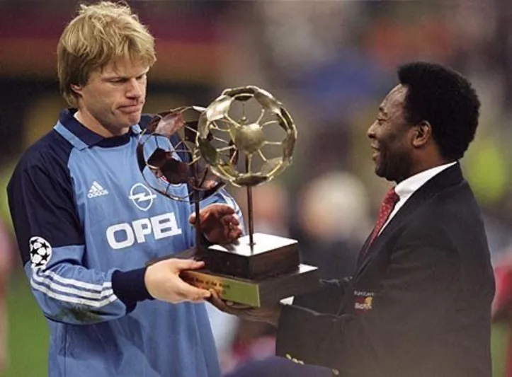 Oliver Kahn recebendo prêmio de Pelé