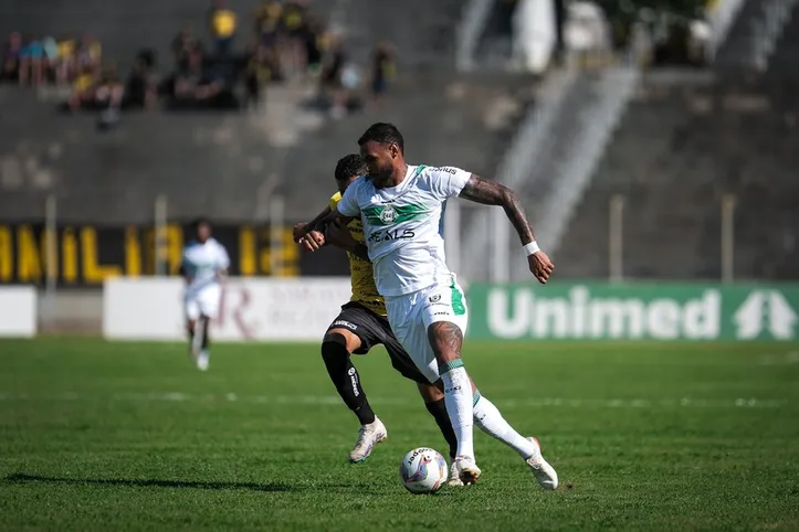 Júnior Brumado em ação pelo Coritiba