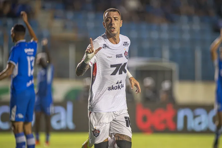Renzo López comemorando gol pelo Vitória