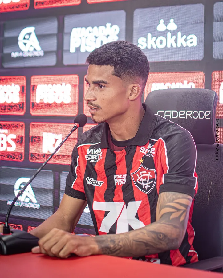 Renê durante entrevista de apresentação