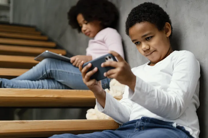 Mais da metade das crianças baianas usa celular antes dos 8 anos
