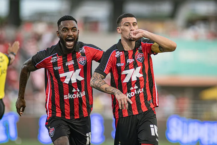 Baralhas comemora gol junto com Ramon