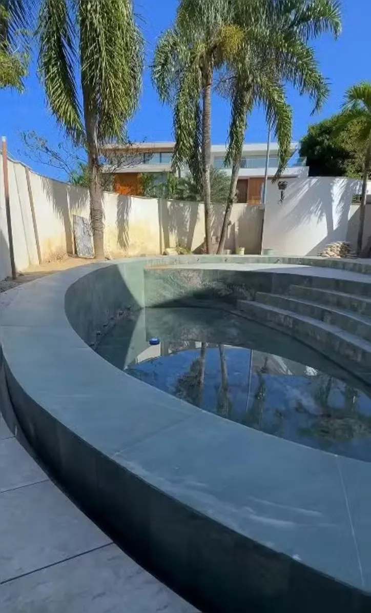 Imagem ilustrativa da imagem Atriz da Globo vive em mansão milionária com 700 m² no Rio de Janeiro