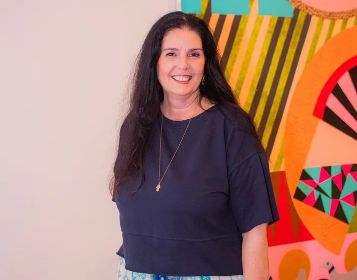 Tati Sampaio, curadora da mostra que destaca diversidade artística