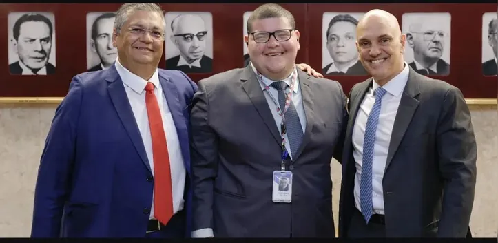 Jo&atilde;o Pedro e os ministros Fl&aacute;vio Dino e Alexandre de Moraes, do STF