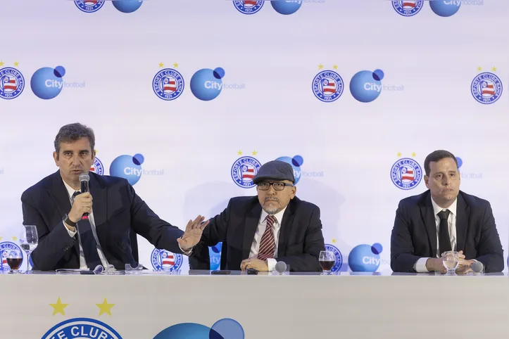 CEO do Grupo City, Ferran Soriano (à esq) e CEO do Bahia, Raul Aguirre (centro)