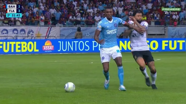 Lance que gerou o segundo cartão amarelo, e consequentemente o vermelho, para Kanu