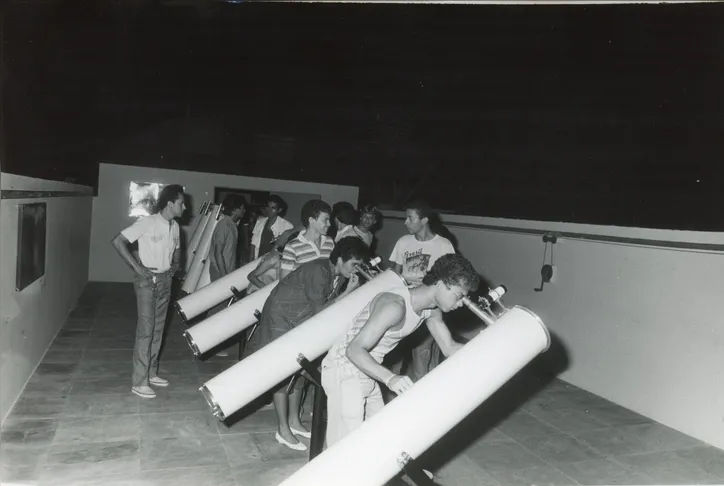 Público usa telescópios do Antares para Observar o Halley no céu da Bahia