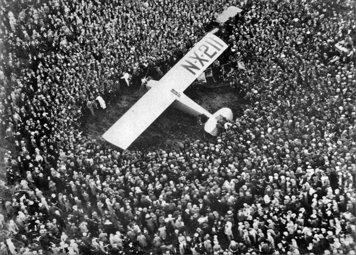 Avião Spirit of St. Louis cercado por multidão no aeroporto de Croydon, Londres, em 29 de maio de 1927