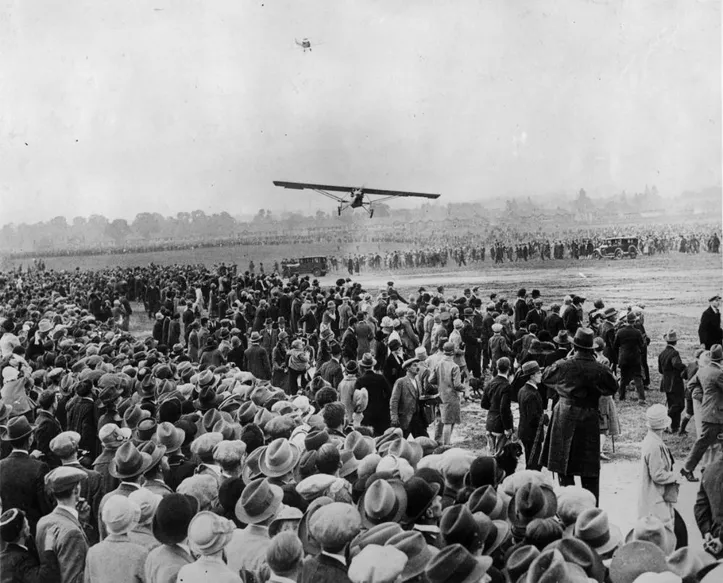 Charles Lindbergh pousando em Paris em 1927
