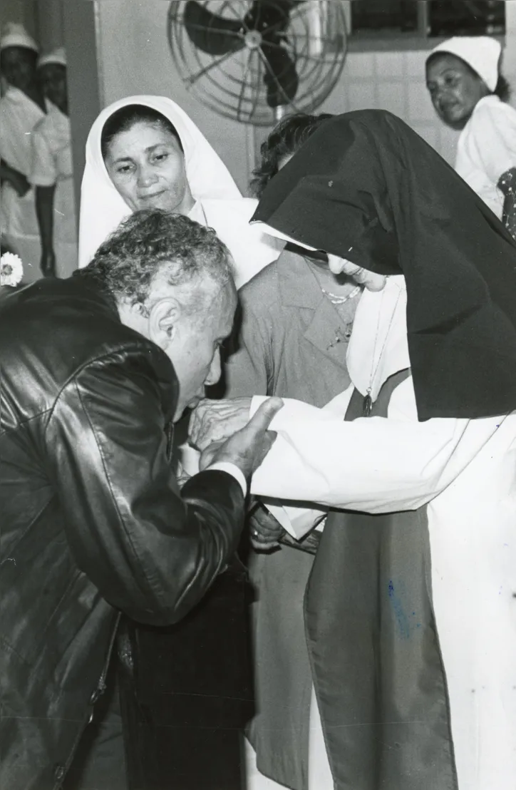 Beijoqueiro homenageia Irmã Dulce com beijo na mão da freira