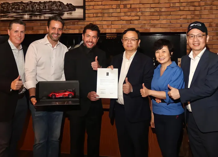 Momento da assinatura da venda do primeiro U9 Xtreme. Na imagem da esquerda para direita: Werner Shaal / diretor comercial da Denza Brasil, Alexandre Baldy / Vice-presidente sênior da BYD, Leo Sanchez / empresário, Wang Chuanfu / fundador e CEO da BYD, Stella Li / Vice-presidente executiva da BYD e Tyler Li / Presidente da BYD Brasil