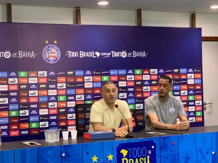 Cadu Santoro e Léo Vieira na apresentação do goleiro