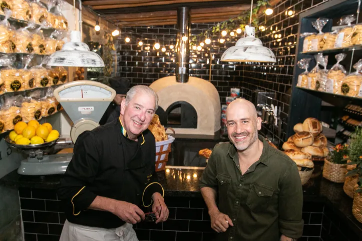 Marcelo Reis e Sergio Arno brindam os 25 anos do La Pasta Gialla