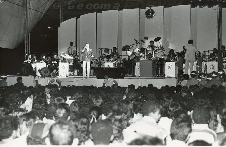 Carlos em show na Fonte Nova promovido pelo Grupo A TARDE e TV Aratu em 1984