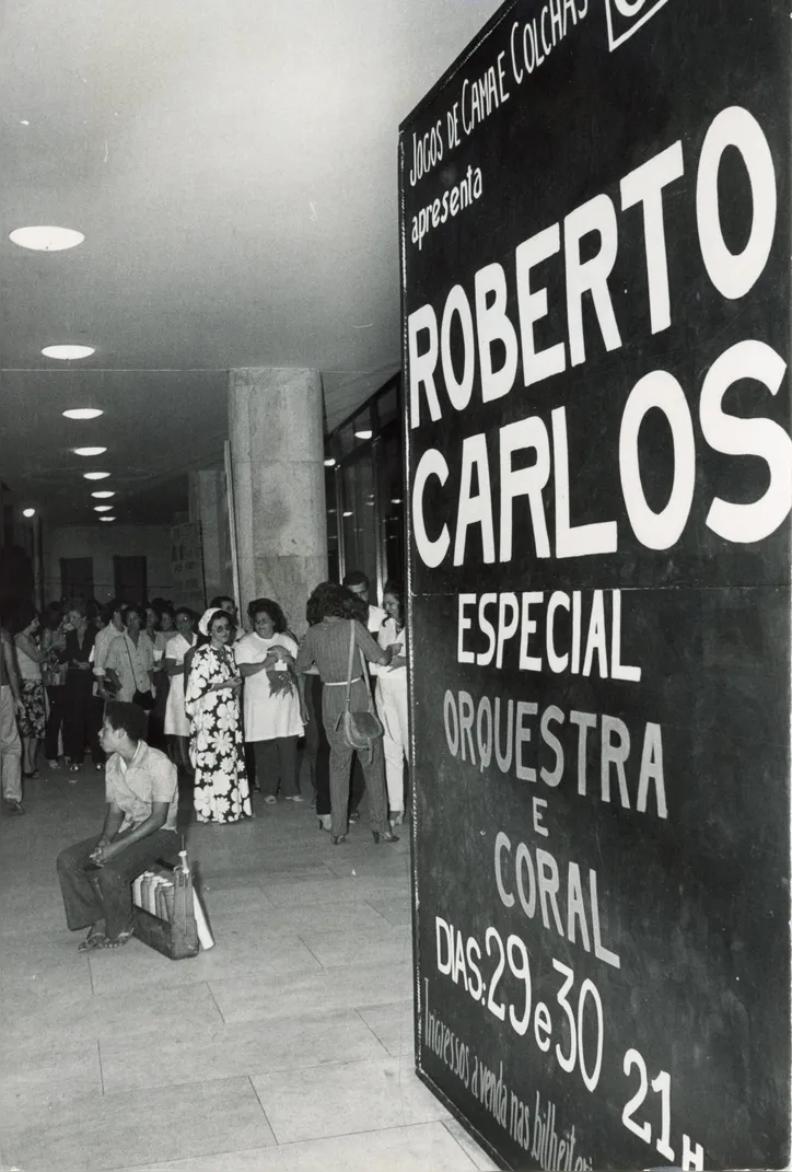 Público no foyer do TCA aguarda início do show de Roberto Carlos em 1980