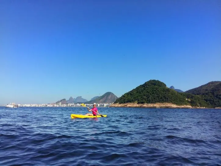 Pessoa acessando a ilha por meio do remo