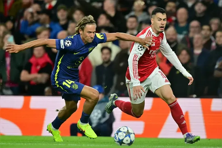 Marcos Llorente, do Atlético de Madrid, disputa a bola com o brasileiro Gabriel Martinelli, do Arsenal