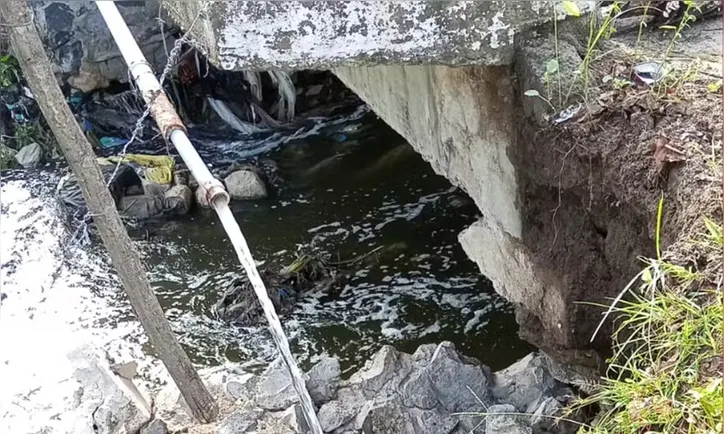 Imagem ilustrativa da imagem Chuvas causam desmoronamento de parte de ponte no interior da Bahia