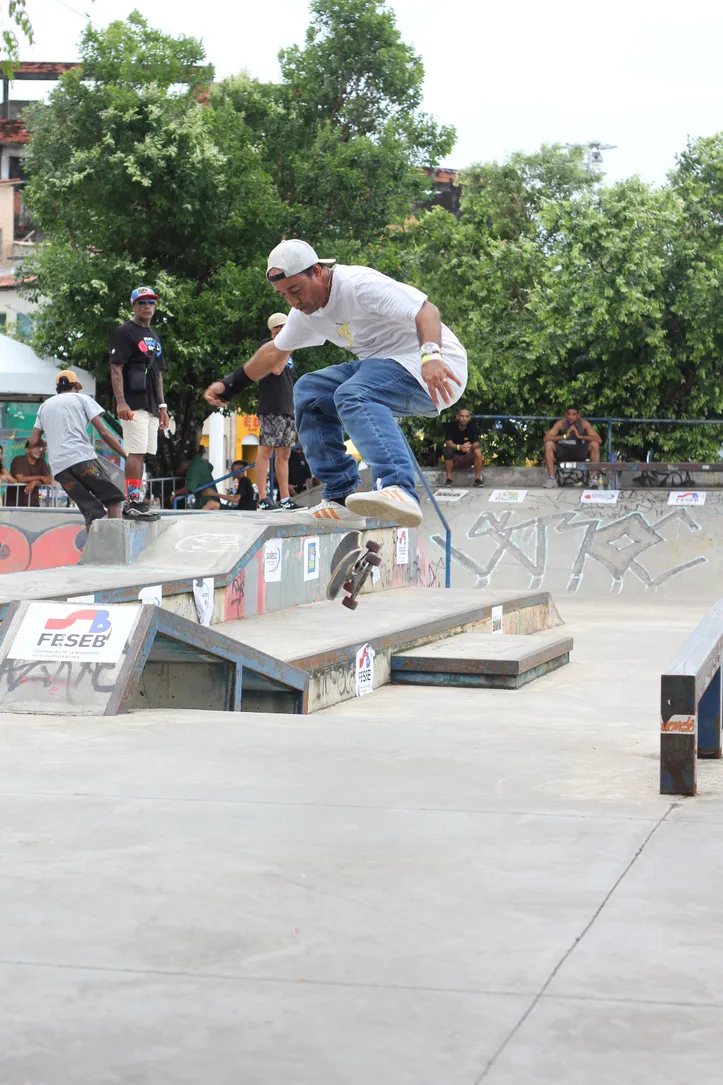 Skatista realizando uma manobra