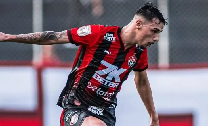 Lateral-direito Claudinho