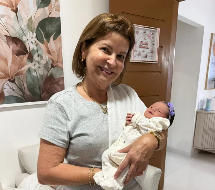 Entre colo, carinho e muito amor: Cristina em momento especial com Maria Eduarda