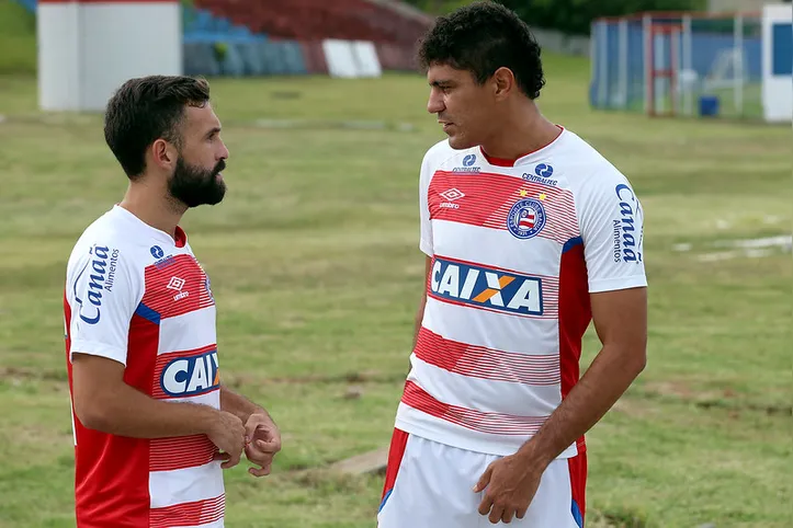 Edson (direita) durante sua passagem pelo Bahia