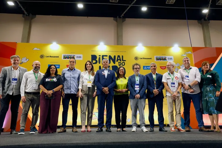 Imagem ilustrativa da imagem Com vale-livro, Bienal atrai 25 mil estudantes em abertura