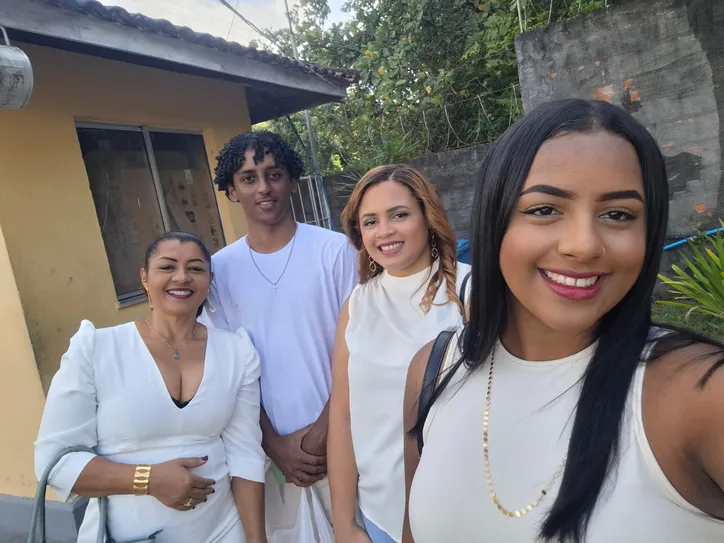 A cabeleireira Zuleide e os filhos