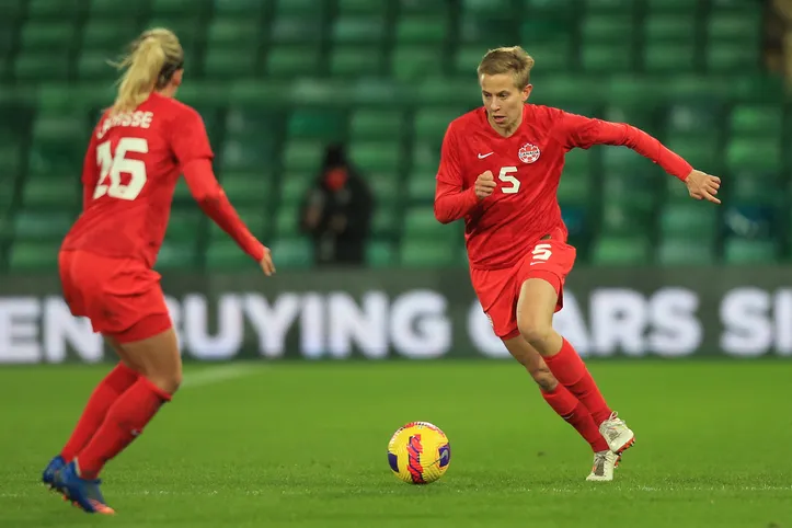 Quinn atuando pelo Canadá