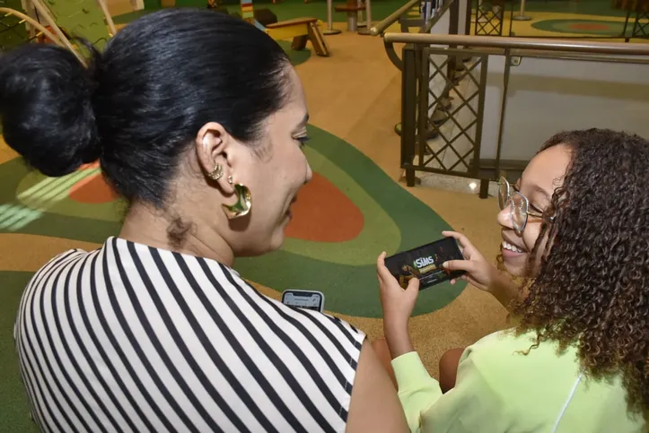 Advogada Cintia Bispo Costa e sua filha Caroline Marie Costa da Rocha