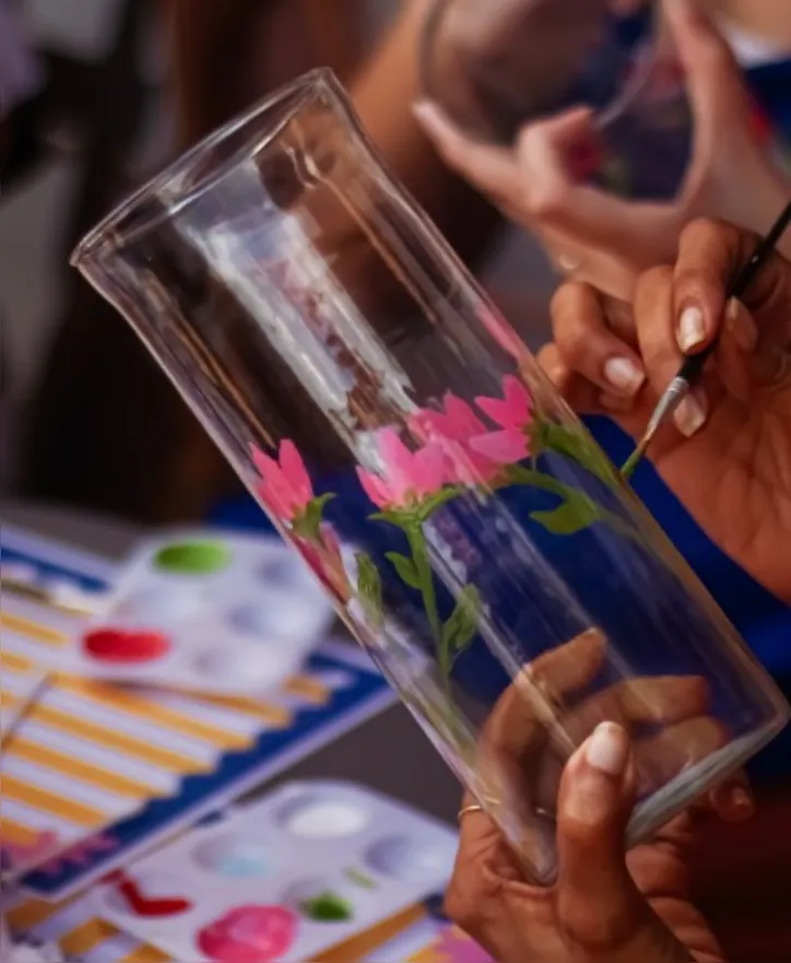 Experiência de pintar vasos de flores