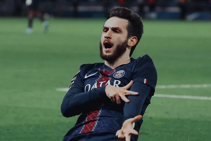Kvaratskhelia comemorando gol pelo PSG