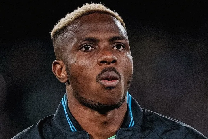 Victor Osimhen em campo pela Napoli