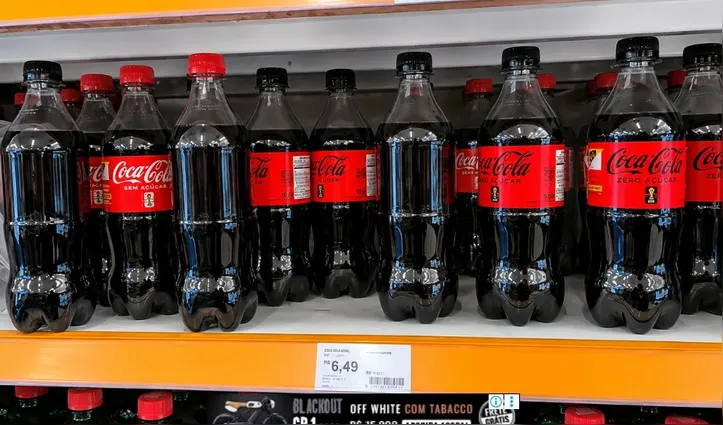 Roubo de rótulos de Coca-Cola nos supermercados